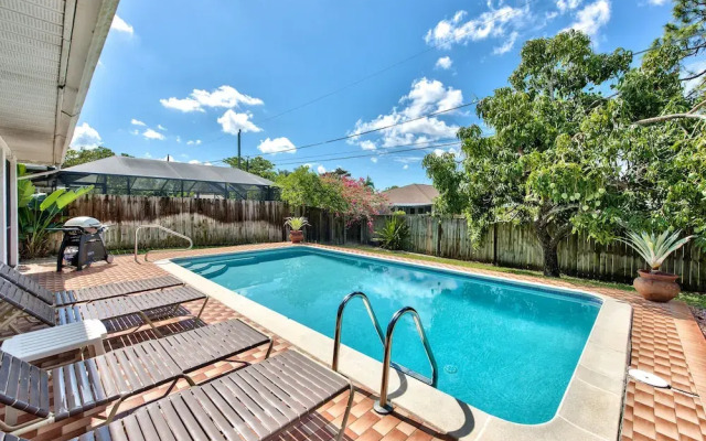 Avanti Vacation Rental, Relaxing 3-BR Retreat with Private Pool Minutes from Vanderbilt Beach and Delnor-Wiggins State Park. Enjoy Southern Exposure, BBQ Area, and Pet-Friendly Comfort