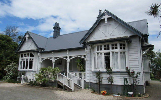 The White Elephant Accommodation - Hostel