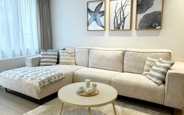 Spacious Bright Apartment Steps From the Beach i