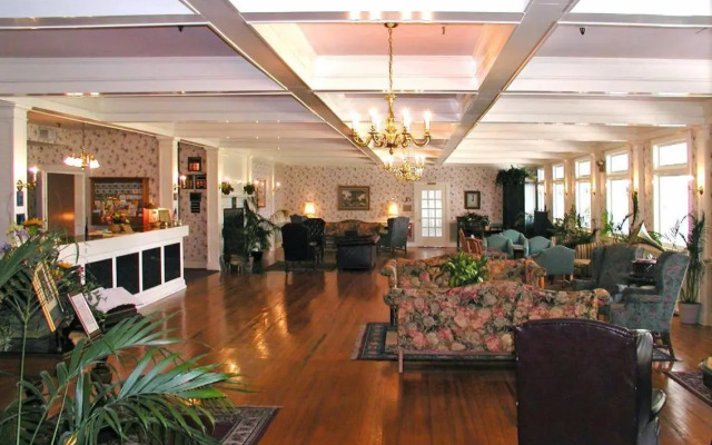 Lakeside Inn