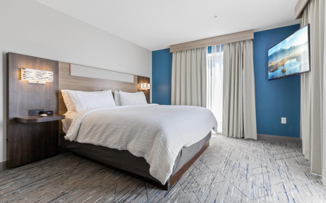 Holiday Inn Express & Suites Starkville by IHG