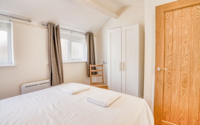 Superb 2 Bedroom Family Apartment King Size bed Ensuite Shower and Toiletries in Central Lincoln