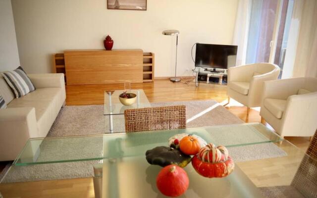 Modern, bright and spacious 3 bedrooms 2 bathrooms