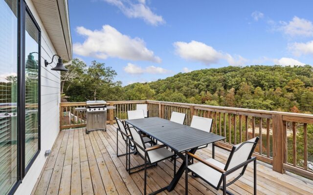 The Dogwood · Luxury Hot Tub· Lake Front Access ·