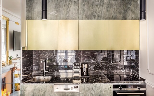 Luxury 2 bedroom 2.5 bathroom Louvre