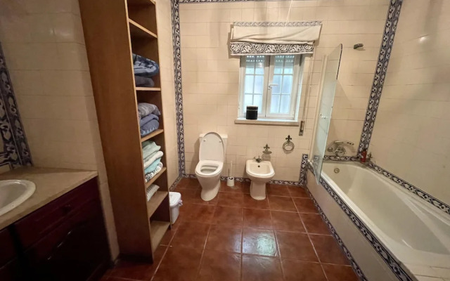 Farmhouse Sleeps 8 With Pool & Horses