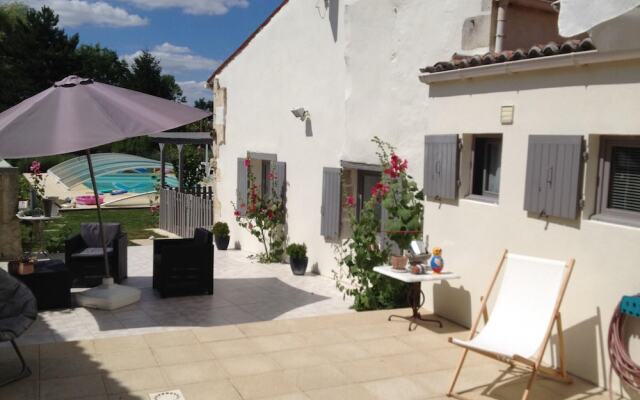 Studio in Saint-jean-d'angély, With Private Pool, Enclosed Garden and