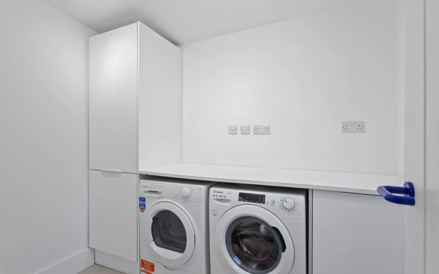 OnPoint -3 Bed House - Parking