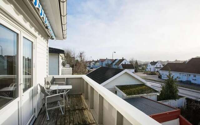 StayPlus Central Five Bedroom Home