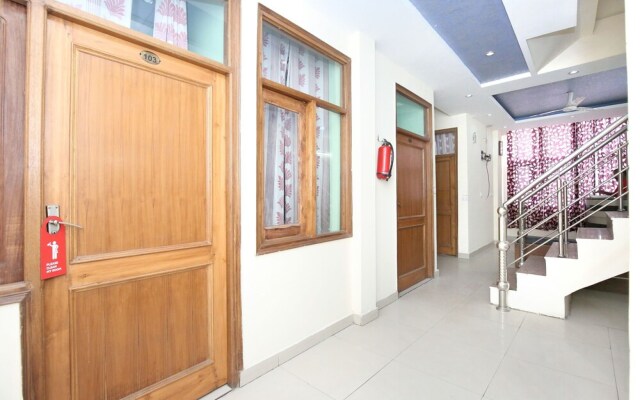 OYO 10463 Hotel Paras
