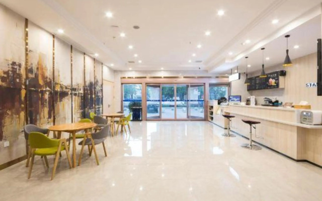 Berman Hotel (Nanchang Jingdong Avenue Rainbow)