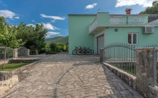 Sunny Escape Holiday Home Dicmo With Pool and Gym