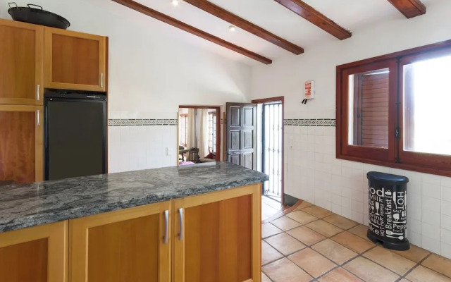Casabra in Ador With 5 Bedrooms and 3 Bathrooms
