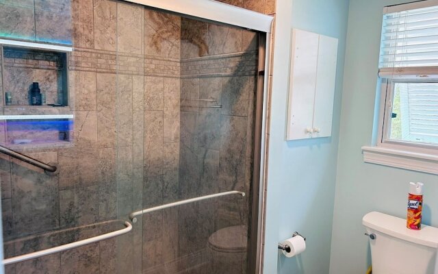 Serenity's Star 4 Bedroom Home by RedAwning