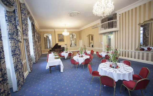Norfolk Arms Hotel