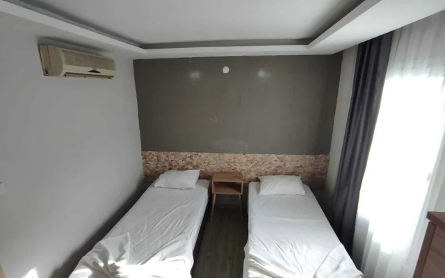 1989 Hotel Sebat
