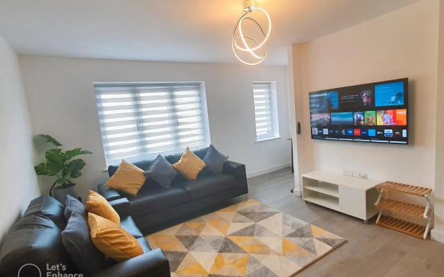 Lovely home close to City Center & Rail Station