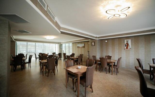 L Plaza Hotel