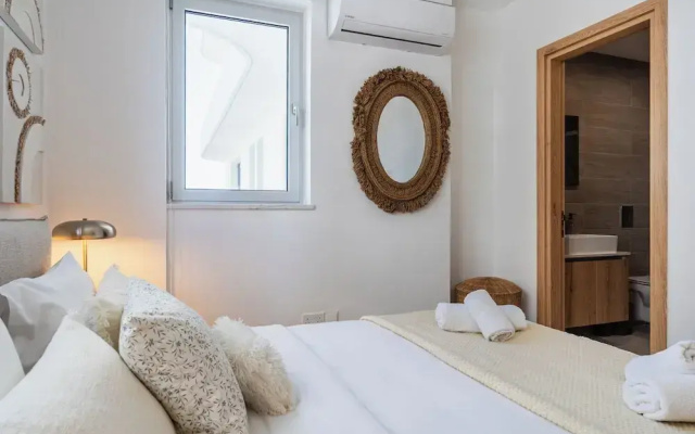 Aelia Chic 2-BR Apt & Balcony in Larnaca