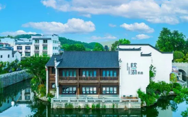 Zhenhu Homestay (Jiandemeicheng Ancient Town)