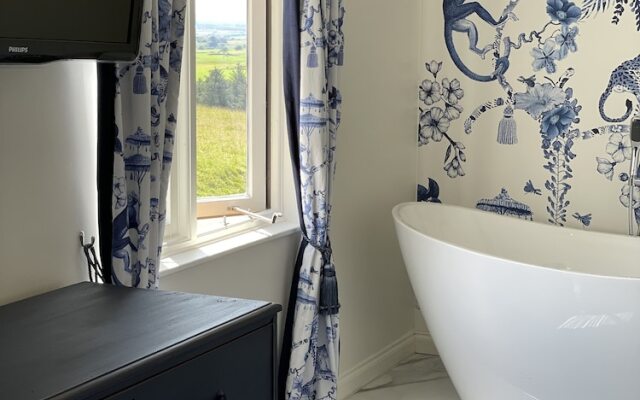 Cosy Lodge With Private Hot Tub in Tottergill Farm