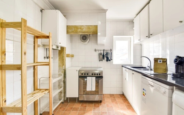 Amazing 3 Bdr Apartment w Lisbon View in Santos, Lisbon