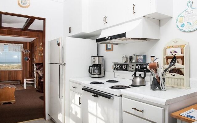 The Hamptons 2 Br cottage by RedAwning