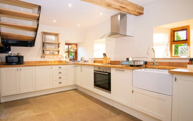 Beautiful Secluded 2-bed Barn With Woodfire Hottub