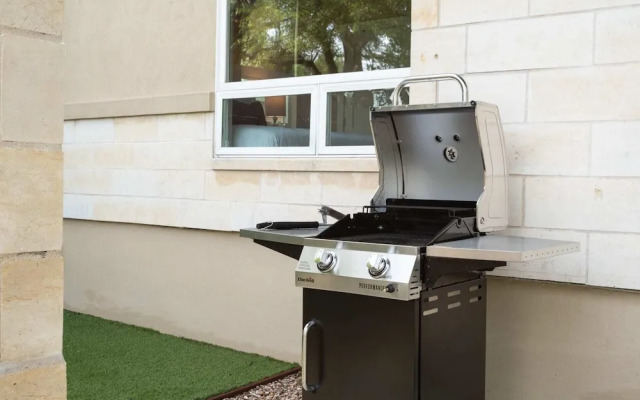 Newly Built Poolside Home w Balcony BBQ