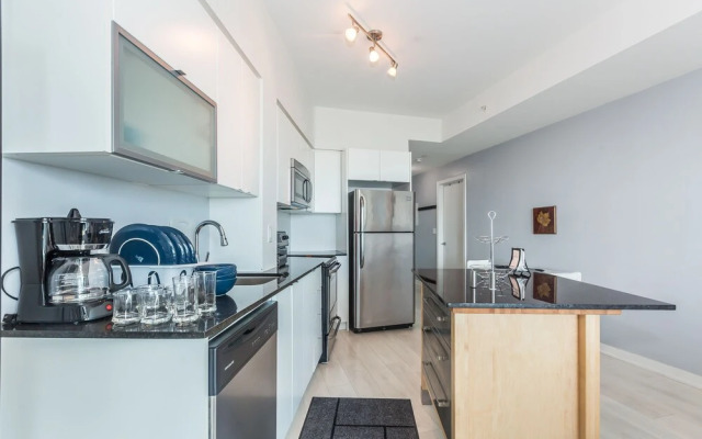 Panoramic Lakeview in a Luxury Downtown Oasis