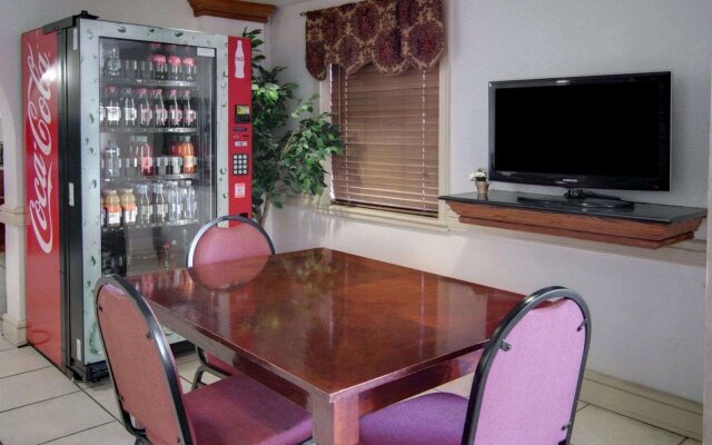 Econo Lodge Conference Center