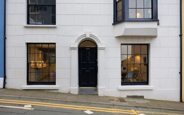 Windermere House - Sea Views Close to Harbour