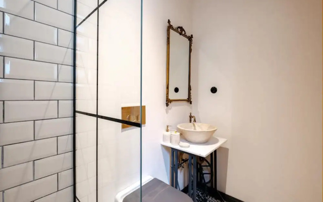 Flat With Balcony 8 min to Istiklal Avenue