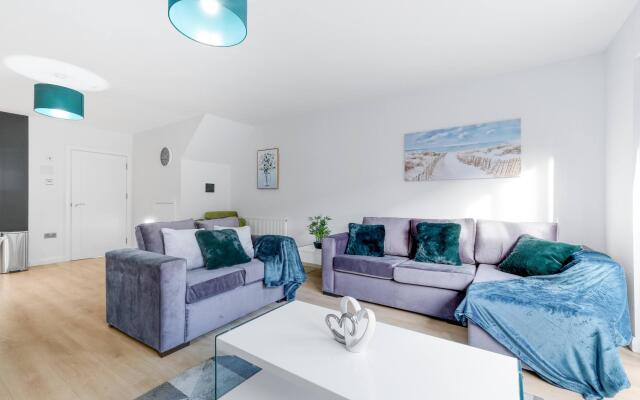 Modern 4 Bedroom House 03 With Parking in Farnham