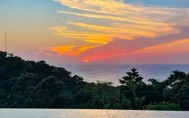 Ocean Pearl 4 Bedroom Home by RedAwning