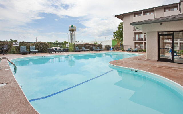 Holiday Inn Express Hotel & Suites Branson 76 Central, an IHG Hotel