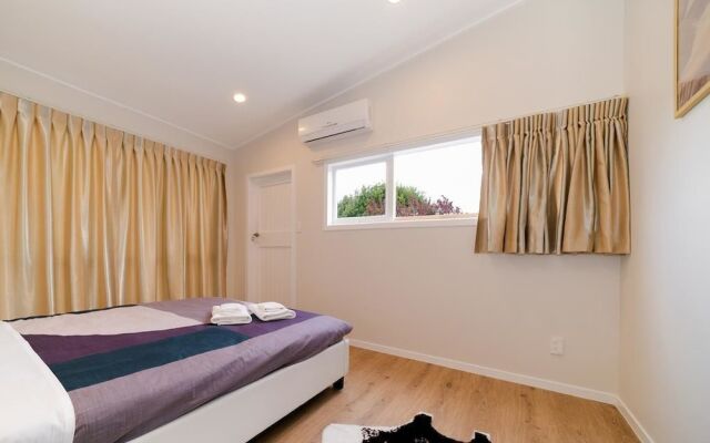 Takapuna Central Spacious & New Home 3