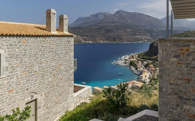 Trapela Limeni Luxury Suites