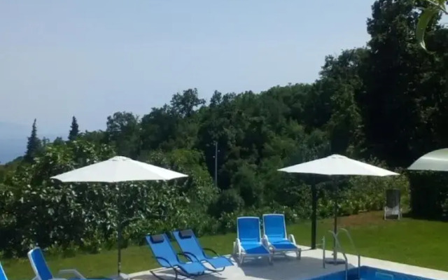 Charming Brsec Apartment With Shared Pool