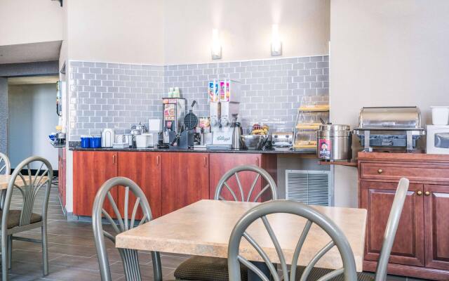 Days Inn & Suites by Wyndham Wausau