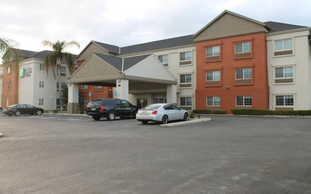 Holiday Inn Express & Suites Tulare, an IHG Hotel