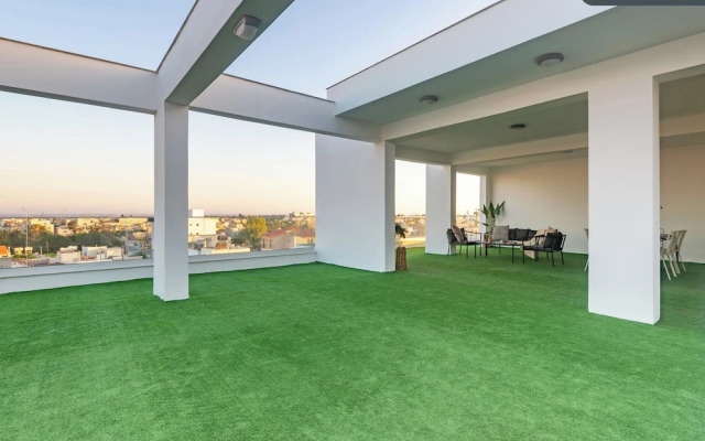 Sanders Cruise - Spacious 2-bdr Apt With Balcony