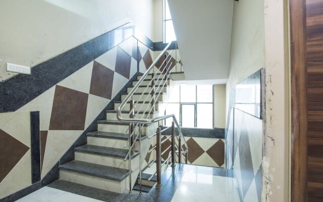 OYO 5253 Hotel Orange Lily