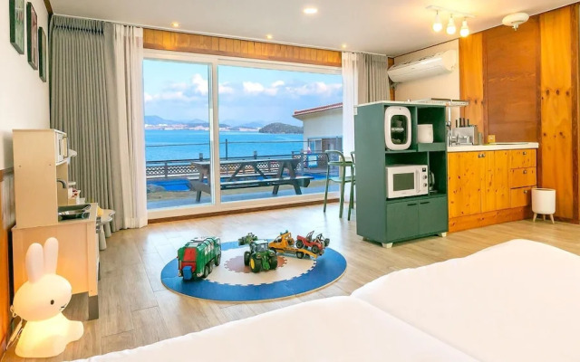 Yeosu Hi Mom Kids Family Pension Black