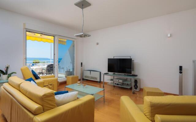 Seaside Apartment Gold 1row