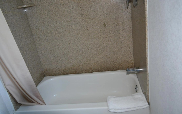 Harbor Inn & Suites