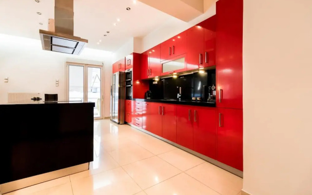 A Luxury Comfortable 2bdrm Apt in Athens