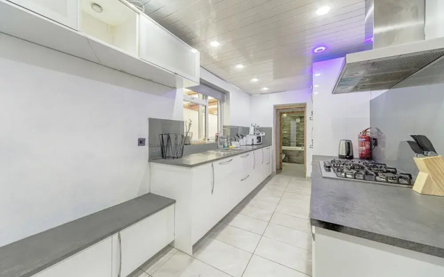 Charming 5-bed House in Birmingham
