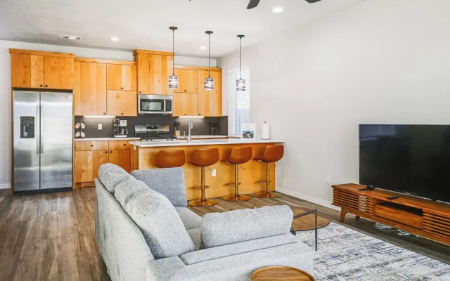 Pets Welcome: Newly Built Abode in Canyon!