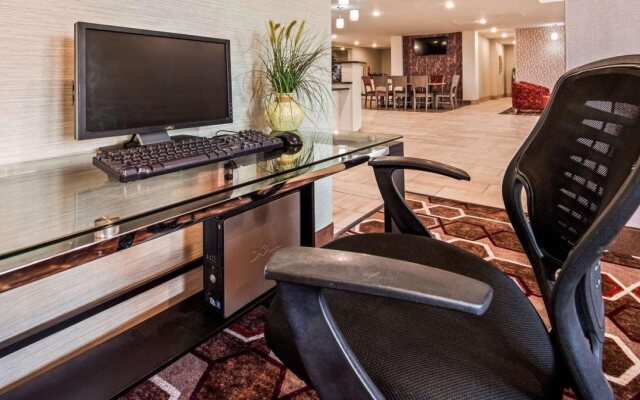 Orangewood Inn & Suites Kansas City Airport